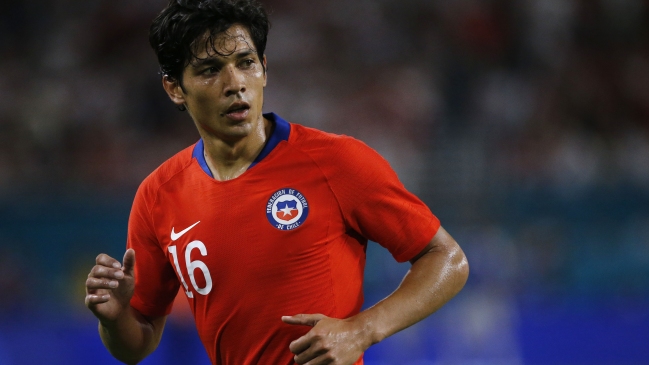 Matías Fernández fue elegido para entregar el trofeo al nuevo campeón de Copa América