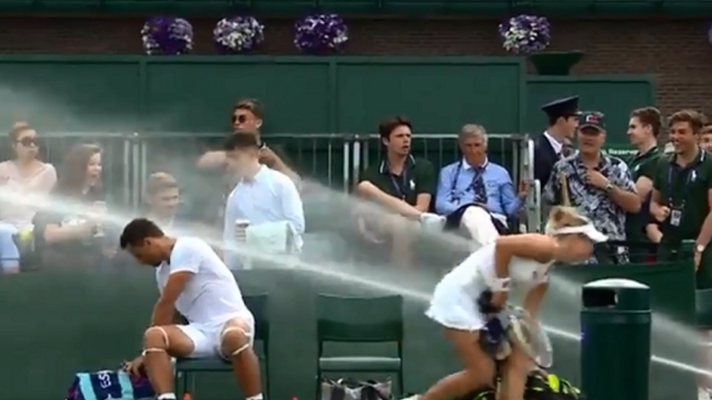 Regadores se encendieron en pleno duelo de dobles mixto en Wimbledon