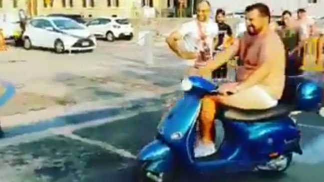 Mario Balotelli desafió a un hombre a que se tire al mar en su motocicleta a cambio de dinero