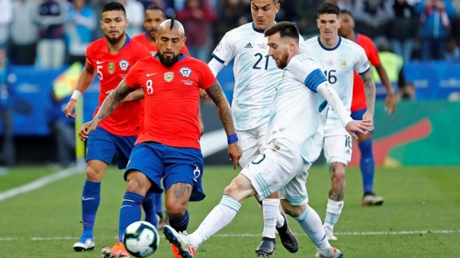 Así partieron: El cordial saludo entre Arturo Vidal y Lionel Messi