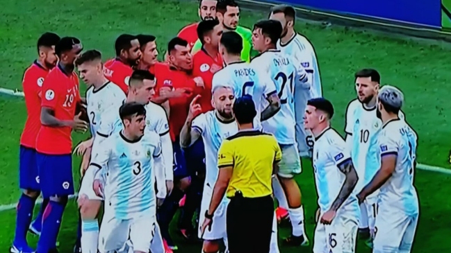 Gary Medel y Lionel Messi fueron expulsados por fuerte entrevero