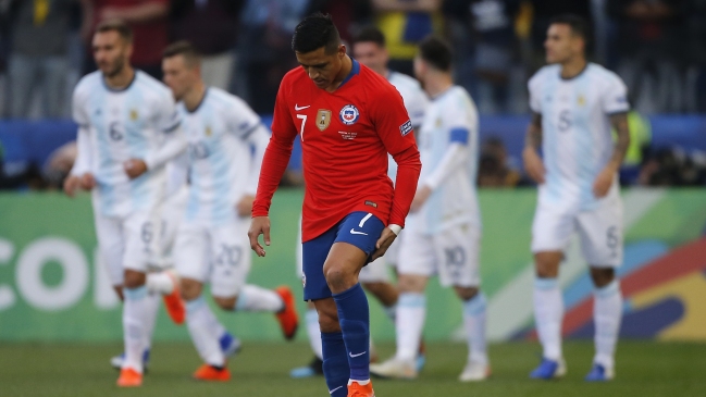 Duró sólo 15 minutos: Alexis Sánchez abandonó por lesión el partido ante Argentina