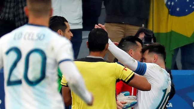 “Medel guapeó todo el partido”: La molestia de la televisión argentina ante la expulsión de Messi