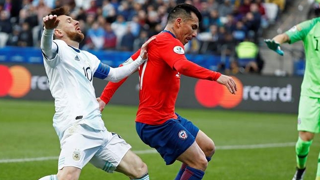 Gary Medel: El árbitro se manejó mal, bastaba con amarilla para cada uno