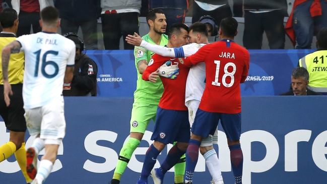 Columnista aseguró que en Argentina no quieren que Messi tenga “los huevos” de Medel