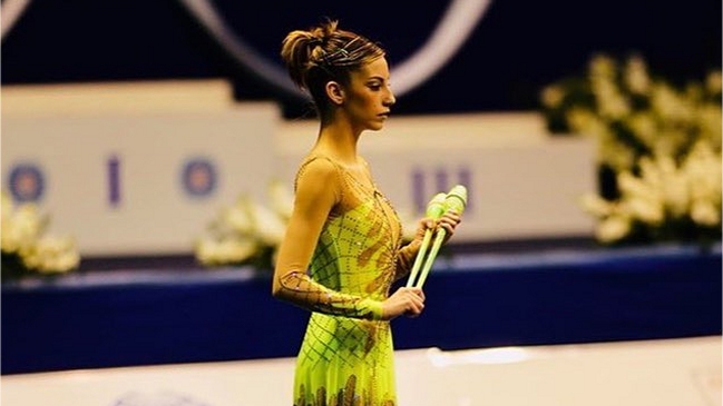 Ex gimnasta española le dio un especial giro al Bottle Cap Challenge