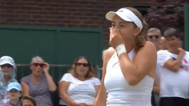 Directo a la cabeza: El pelotazo de Ostapenko a su compañero de dobles mixto en Wimbledon