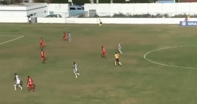 ¿Zapatitos cambiados? Mira el increíble autogol que se dio en la Serie D de Brasil