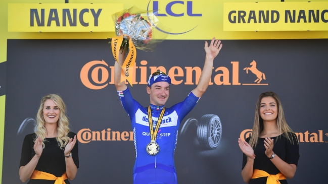 Elia Viviani se impuso en la cuarta etapa del Tour tras disputado embalaje