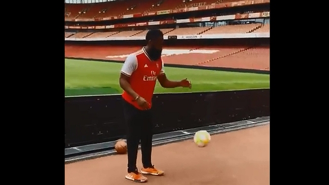 Delantero de Arsenal “ridiculizó” a James Harden por su escaso talento para el fútbol