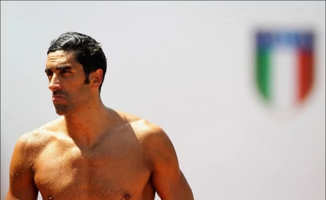 Ex campeón mundial de natación salvó a un joven de ahogarse en Cerdeña