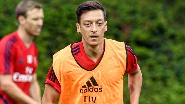 Equipo de Mauricio Isla desmintió propuesta por Mesut Ozil