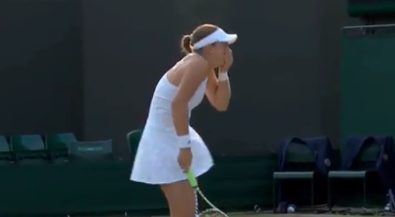 Para no creer: Ostapenko volvió a dar un pelotazo a su compañero de dobles mixto en Wimbledon