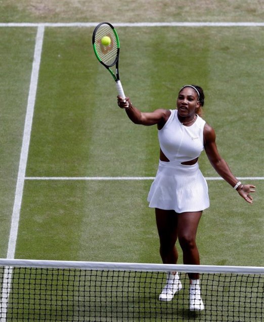 Serena Williams pasó nuevamente a la final de Wimbledon tras arrasar con Barbora Strycova