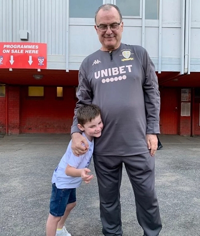 Una locura tierna: Bielsa se bajó del auto para saludar a un pequeño hincha de Leeds