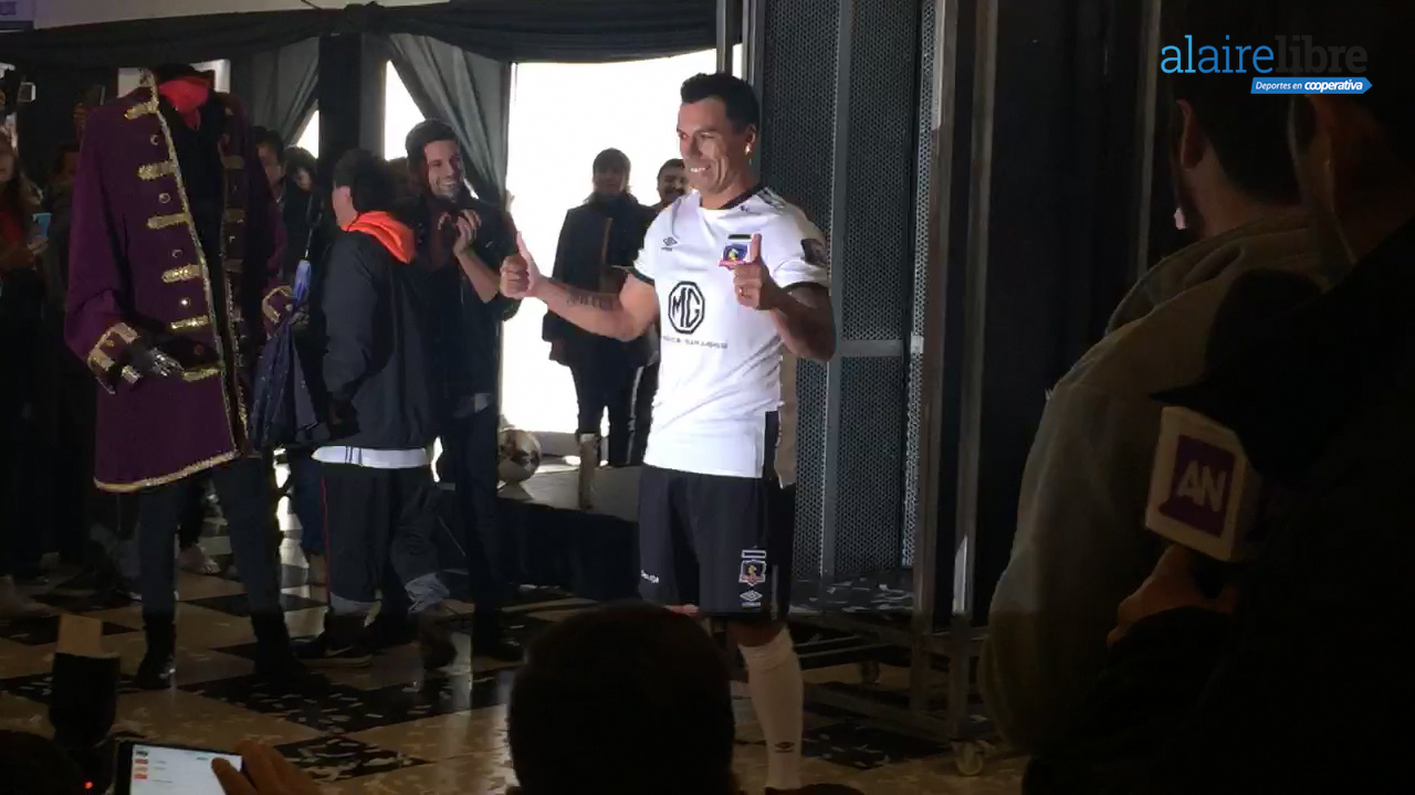 Esteban Paredes lideró presentación de la nueva camiseta de Colo Colo