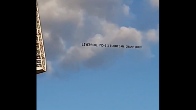 Avioneta sobrevoló práctica del United enrostrando los títulos de Champions de Liverpool
