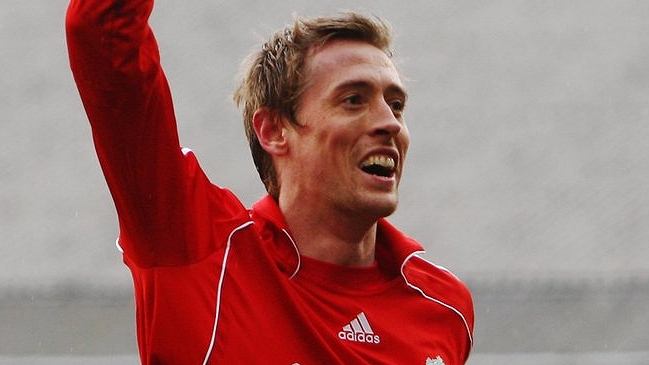 Delantero inglés Peter Crouch anunció su retiro del fútbol a los 38 años
