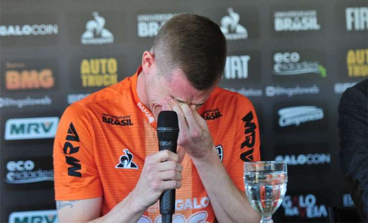 Volante brasileño rompió en llanto al anunciar que deja el fútbol por problemas cardíacos