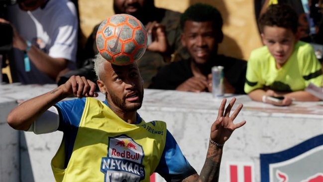 Neymar se llenó de lujos en torneo de fútbol callejero en Sao Paulo