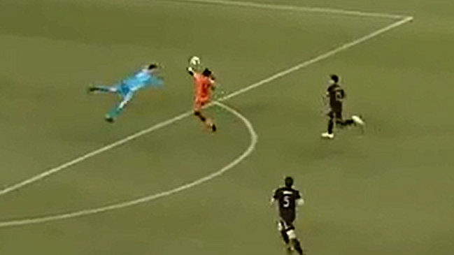 La espectacular reacción de zaguero de Los Angeles Galaxy para impedir un golazo en la MLS