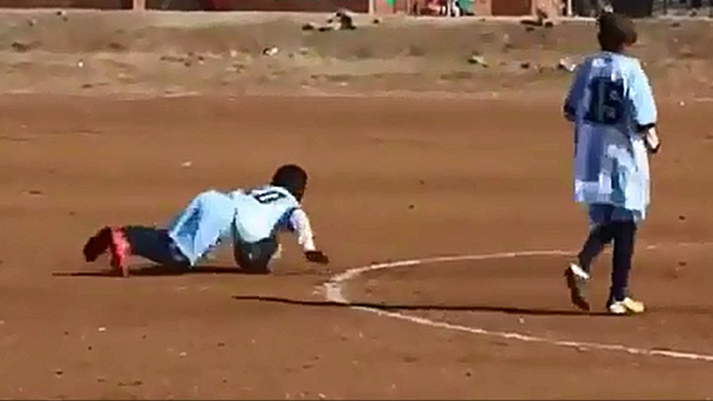 Los enloquecidos regates de un jugador de las series inferiores de Racing de Mozambique