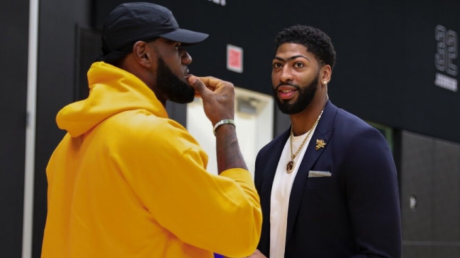 Anthony Davis fue presentado en Los Angeles Lakers con presencia de LeBron James