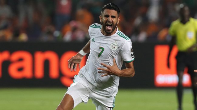 Un magistral tiro libre de Riyad Mahrez en el último minuto clasificó a Argelia a la final de Africa