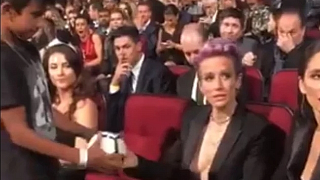 El criticado gesto de Megan Rapinoe al darle autógrafo a un menor