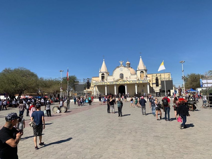 Erick Pulgar visitó a la Virgen del Carmen en La Tirana