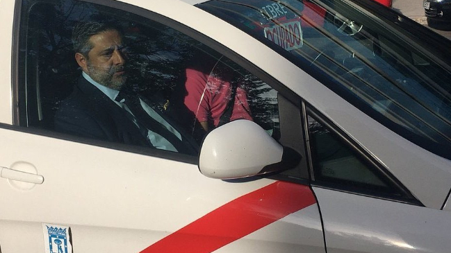 Presidente de Boca Juniors recibió críticas y burlas por subirse a un taxi con colores de River