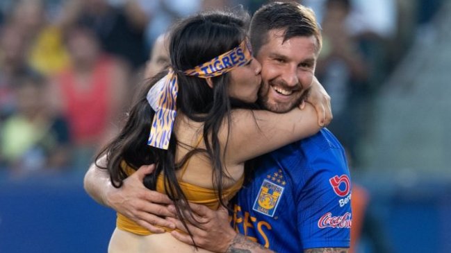 André-Pierre Gignac ofreció ayuda a fanática que interrumpió final mexicana para besarlo