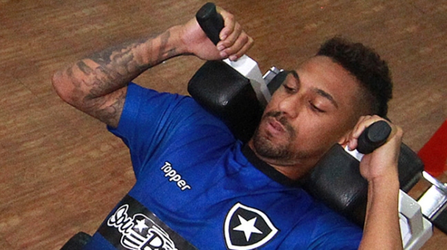 Reciente fichaje de Botafogo fue sacado en camilla tras sufrir dos infartos