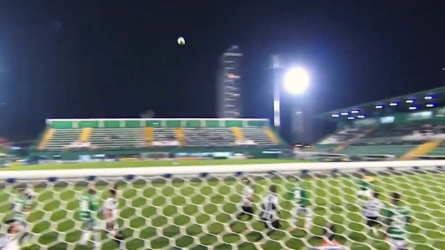El extraño movimiento de un balón en el estadio de Chapecoense