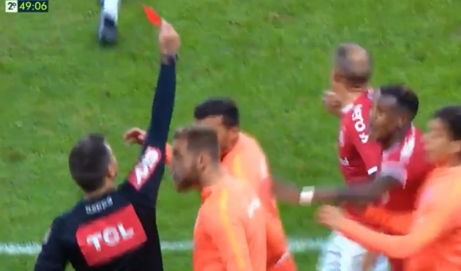 Andrés D’Alessandro siguió al árbitro hasta el VAR y se fue expulsado