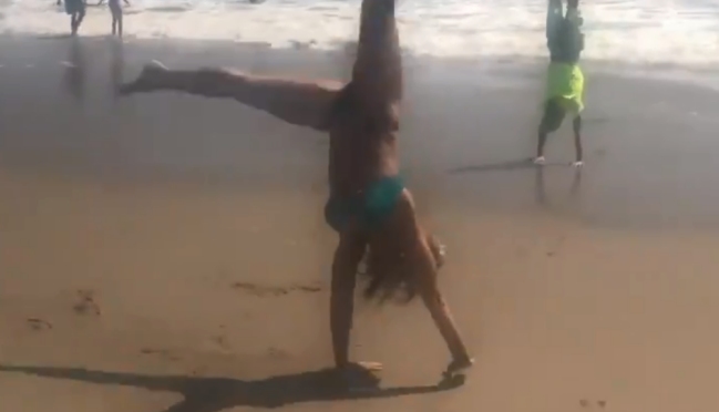 Con 57 años, en bikini y en la playa: Así recordó Nadia Comaneci su rutina perfecta