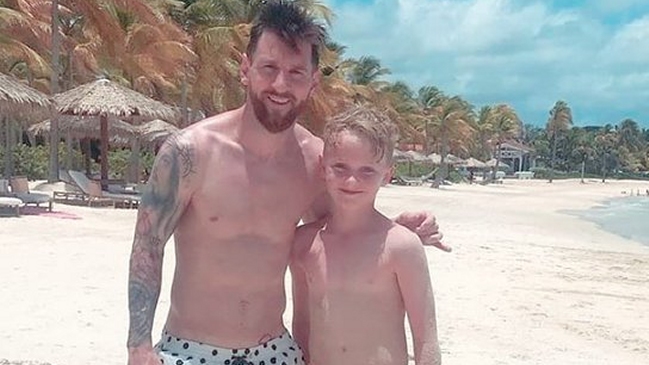 Messi jugó una “pichanga” con un grupo de niños en sus vacaciones en el Caribe