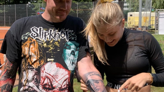 El encuentro que tuvo la tenista Eugenie Bouchard y el fanático que se tatuó su rostro