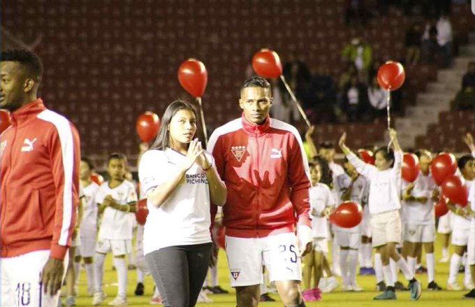 Unos 1.200 niños recibieron a Antonio Valencia en su presentación con Liga de Quito