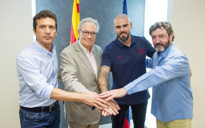 Víctor Valdés firmó como entrenador del equipo juvenil de Barcelona