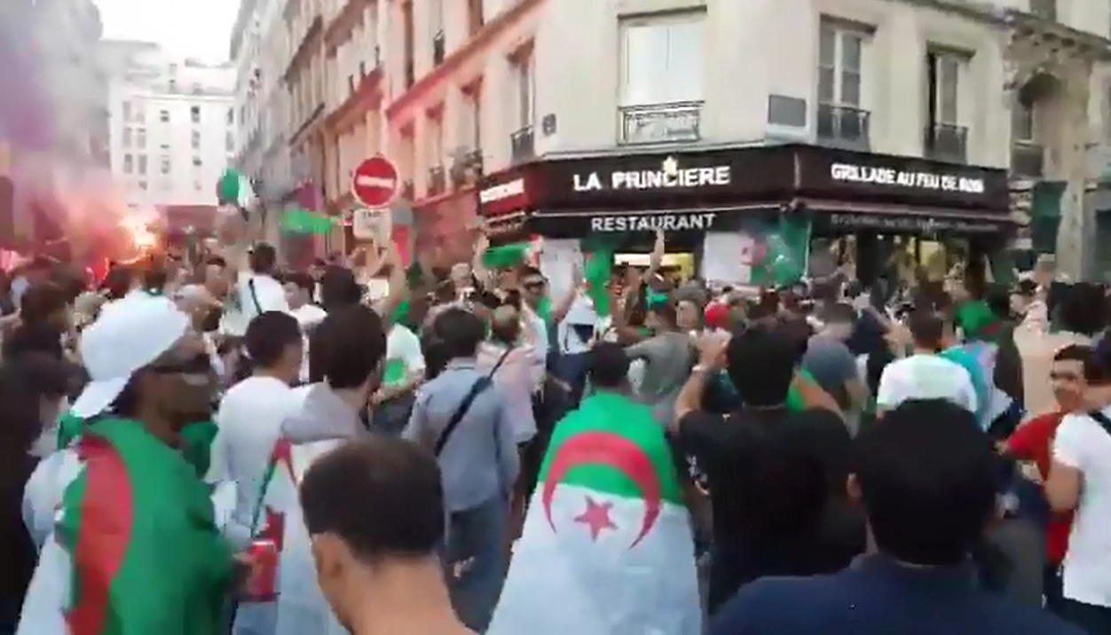Hinchas festejaron con locura en París el gol de Argelia en la final de la Copa Africana
