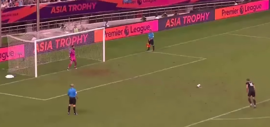 Claudio Bravo atajó un penal en la caída de Manchester City ante Wolves en Shanghai