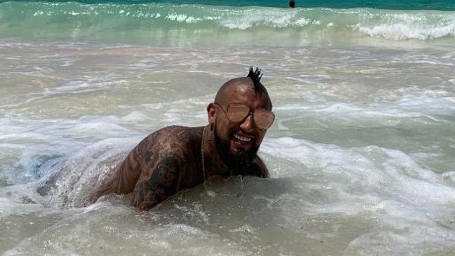 “Relax”: Vidal disfruta de playas en República Dominicana durante sus vacaciones