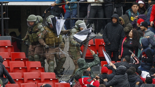Hinchas de Colo Colo provocaron incidentes durante duelo con Barnechea en el Nacional