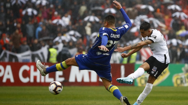 Carlos Villanueva metió un potente derechazo y aumentó la diferencia para Colo Colo