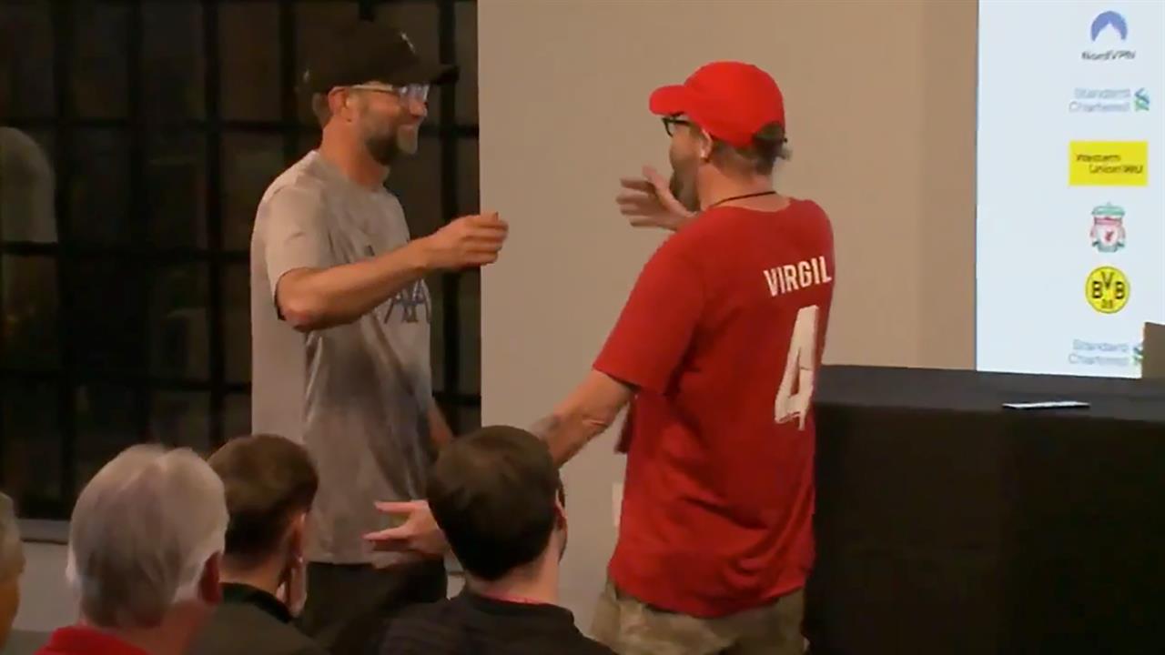 Jürgen Klopp accedió a dar un abrazo en plena conferencia e hizo reír con divertida broma