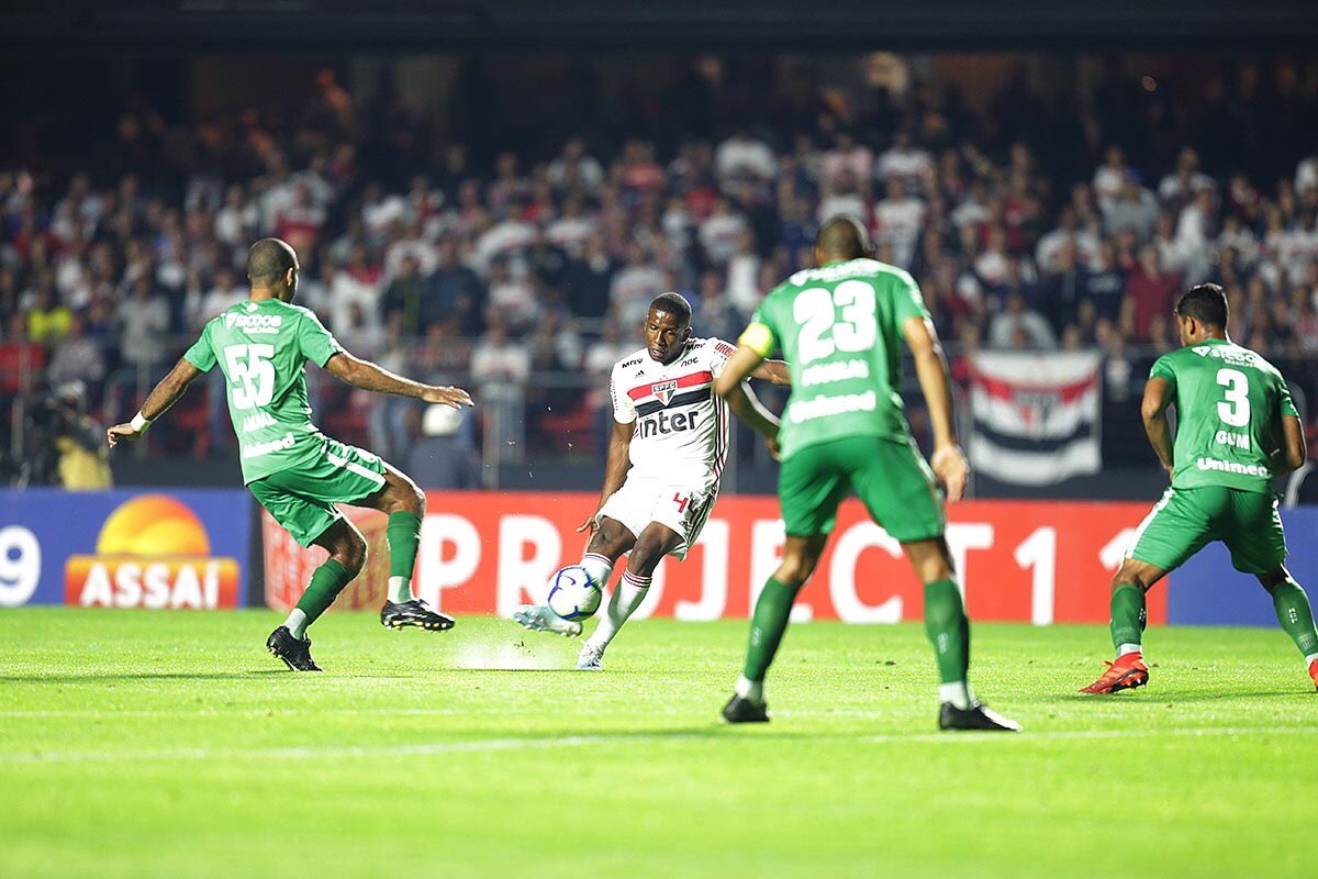 Sao Paulo goleó a Chapecoense y se prendió en la zona alta del Brasileirao