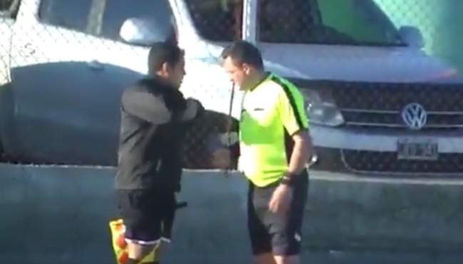 Arbitro no pudo con las ganas de ir al baño y tuvo que parar el partido