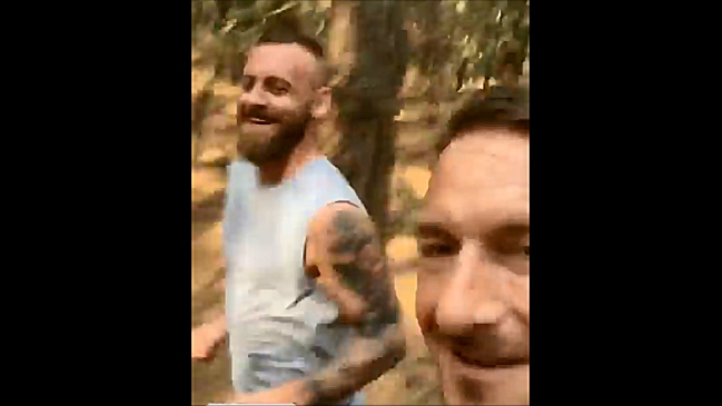 Daniele De Rossi se distrae junto a Francesco Totti antes de viajar a Buenos Aires