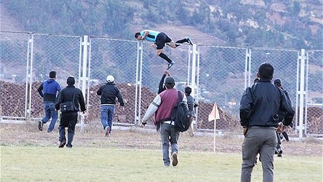 Arbitro trepó una reja para escapar de un grupo de hinchas que querían agredirlo